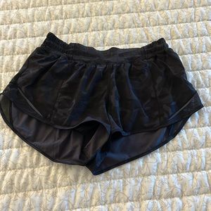 Lululemon Hotty Hot Short II, size 8 in incognito multi camo grey/black